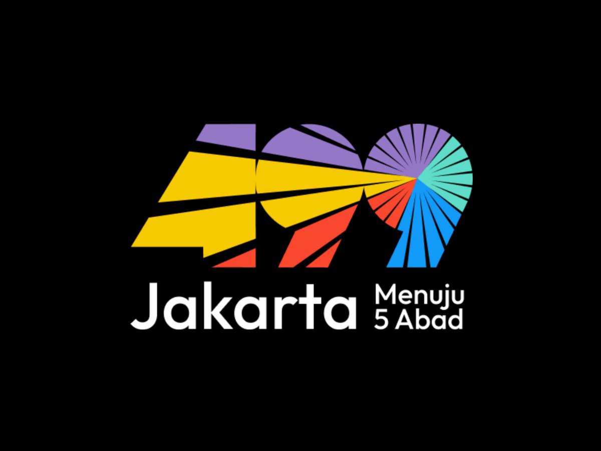 LydiaGandini's tweet photo. Kenapa logo HUT Jakarta ke-499 terlihat seperti portal waktu? Ternyata ada alasan filosofis yang jarang disadari orang…

🔢 Bentuk Angka “499”

Logo dibentuk dari susunan angka 499 yang dibuat saling terhubung dan terlihat kokoh. Maknanya:

Jakarta semakin dewasa setelah hampir lima abad berdiri. Kota dan warganya semakin menyatu. Menunjukkan Jakarta yang terus bergerak dan berkembang menuju masa depan.  

🌈 Pancaran Cahaya pada Angka 9

Ini elemen paling penting dalam logo. Pusat cahaya pada angka 9 terakhir terinspirasi dari konsep:

⏰lorong waktu (time tunnel) atau
⏰perjalanan waktu

Maknanya: Jakarta sedang berada di fase transisi, hanya selangkah lagi memasuki usia 500 tahun. Seolah-olah kota ini sedang bergerak dari masa lalu menuju era baru.  

🎨 Warna-Warni Dinamis

Warna kuning, ungu, merah, biru, dan hijau bukan sekadar dekorasi. Mewakili:
🩷keberagaman warga Jakarta,
❤️energi yang tidak pernah berhenti,
💛kehidupan kota yang terus bergerak siang dan malam,
💚optimisme menuju masa depan yang lebih modern dan inklusif.  

🚀 Kenapa Bentuknya Seperti Sedang Melaju?

Kalau diperhatikan, garis-garis pada angka 4 dan 9 seperti mengarah ke satu titik. Secara visual ini memberi kesan:

kecepatan, pergerakan, dan transformasi.

relate banget sama tema “Bergerak Menuju Era Baru Jakarta”.