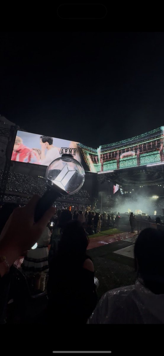 uebyvai's tweet photo. i love my army life💜😭🫶🏻 https://t.co/KqQOGYTeV4