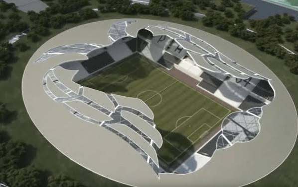 PAOKXronia9020's tweet photo. Σήμερα, 16 Ιουνίου 2026, συμπληρώνεται ακριβώς ένας χρόνος από την ημέρα που ανακοινώθηκε ότι ο Τέλης Μυστακίδης, ένας άνθρωπος της λίστας Forbes, θα κατασκευάσει το νέο γήπεδο ποδοσφαίρου, μετά από την ιστορική ψηφοφορία του ΑΣ ΠΑΟΚ και την υπογραφή του σχετικού μνημονίου. Όλη αυτή την υπόθεση την έτρεξε και τη θωράκισε ο Θανάσης Κατσαρής, ο οποίος για ακόμα μία φορά ήταν εκεί, π��ρών, για να προστατεύσει τον Σύλλογο. Από εκείνη τη μέρα μέχρι σήμερα, όμως, έχουν συμβεί πάρα πολλά, καθώς είδαμε να εμφανίζονται δεκάδες troll και δημοσιογράφοι που το παίζουν «ΠΑΟΚάρχες», οι οποίοι πήραν αμέσως θέση υπέρ του Ιβάν Σαββίδη και άρχισαν να χλευάζουν τον Μυστακίδη.
Ας δούμε όμως τι πραγματικά έγινε από τότε μέχρι σήμερα, μακριά από την επικοινωνιακή προπαγάνδα. Στο ποδοσφαιρικό τμήμα, η ομάδα ενισχύθηκε ελαφρώς, αλλά παρόλα αυτά μέχρι τον Φεβρουάριο ήμασταν πρώτοι και στις τρεις διοργανώσεις. Αντί όμως να στηριχθεί η προσπάθεια, η ομάδα δεν ενισχύθηκε όπως έπρεπε· δεν ξέρω αν αυτό είναι λάθος του Ιβάν ή του Ραζβάν, αλλά το σίγουρο είναι ότι αν υπήρχε ένας σοβαρός Τεχνικός Διευθυντής, τα πράγματα θα ήταν τελείως διαφορετικά. Η συνέχεια της χρονιάς εξελίχθηκε σε μια παταγώδη αποτυχία, την οποία όλοι προσπάθησαν άκομψα να χρεώσουν αποκλειστικά στον Λουτσέσκου. Και κάπως έτσι φτάσαμε στο σήμερα, όπου ο Ραζβάν Λουτσέσκου «φαγώθηκε» με τον πλέον άκομψο τρόπο, με αποτέλεσμα να βρισκόμαστε μόλις 5 μέρες πριν την έναρξη της προετοιμασίας χωρίς προπονητή, την ώρα που η πλευρά του Ιβάν Σαββίδη επιδίδεται σε φτηνά επικοινωνιακά παιχνίδια.
Στο θέμα των υποδομών, η αντίθεση βγάζει μάτι. Μετά από πολλές πιέσεις, δόθηκε ένα μνημόνιο στον Ιβάν το οποίο τον υποχρεώνει να παρουσιάσει κάποια πρόοδο για το γήπεδο μέχρι τις 30 Ιουνίου 2026. Πάντως, μέχρι στιγμής δεν έχει γίνει καμία σοβαρή πρόοδος, αλλιώς οι συνήθως λαλίστατοι της ΠΑΕ ΠΑΟΚ θα είχαν βγει να μας πουν τι κάνουν. Την ίδια ώρα, στο αθλητικό κέντρο της οικογένειας Σαββίδη, παρά την ξαφνική εμφάνιση του Ιβάν με ελικόπτερο στο γήπεδο της Τούμπας αμέσως μετά την εμπλοκή Μυστακίδη—ενώ ήταν εξαφανισμένος για 6,5 χρόνια—και παρά τις δεσμεύσεις του περασμένου Αυγούστου ότι το προπονητήριο θα δοθεί στον ΠΑΟΚ, μέχρι στιγμής το μόνο που έχουμε να επιδείξουμε εκεί είναι χόρτα.
Από την άλλη πλευρά, το μπασκετικό τμήμα δείχνει τον δρόμο της σοβαρότητας. Ο Τέλης Μυστακίδης πήρε την ομάδα τον Δεκέμβριο μετά από χίλια κύματα, με διάφορους αγράμματους και άφραγκους να διαδίδουν ότι δεν μπορεί να πάει το τμήμα μπροστά. Εκείνος όμως άλλαξε ριζικά τα πράγματα στο αγωνιστικό κομμάτι, πήρε τους αθλητές που ήθελαν οι προπονητές, ευτυχώς έδιωξε τον Ζντοβτς που έπαιζε ένα μπάσκετ «Ποσειδωνίου» και έδωσε τα κλειδιά στον Μπούτσικο, ενώ συγχρόνως έκλεισε τον μεγάλο Αντρέα Τρινκιέρι για τον πάγκο. Σήμερα, 16/6/2026, ο Μυστακίδης έχει ήδη έτοιμη την ομάδα για την επόμενη σεζόν, έχει ξεκινήσει τις εργασίες για το νέο αθλητικό κέντρο μπάσκετ, και όλοι πλέον αναμένουμε την κρίσιμη απόφαση της Euroleague στις 26 Ιουνίου 2026.
Με βάση, λοιπόν, τα όσα ζήσαμε αυτόν τον έναν χρόνο, το ερώτημα είναι πλέον ξεκάθαρο για κάθε σκεπτόμενο οπαδό: Τελικά, ποιος μπορεί να πάει τον ΠΑΟΚ μπροστά και να κάνει πραγματικότητα τον ΠΑΟΚ των ονείρων μας; Η ιστορία γράφεται με έργα, όχι με παραμύθια.