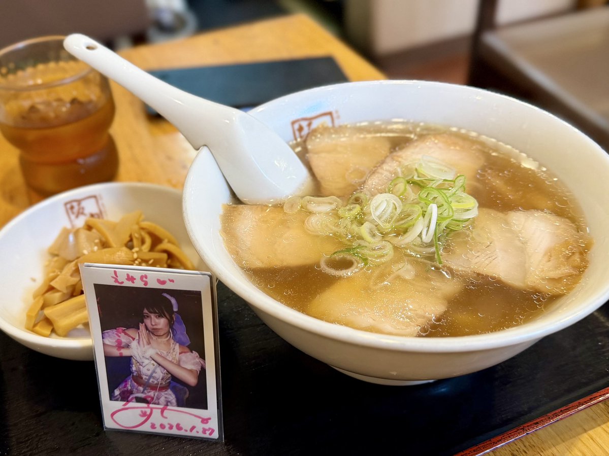 131Emira's tweet photo. よしのんといただきます🙏
感謝祭で200円引きの喜多方ラーメンにメンマをトッピング🍜
オーソドックスな醤油味がおいちとせ😋
#ちとせよしの 
#あまいものつめあわせ 🩷
#佐賀を背負ったグラドル 
#ちとせ推すの
@chitose_yoshino https://t.co/ZjBmcVAdPD