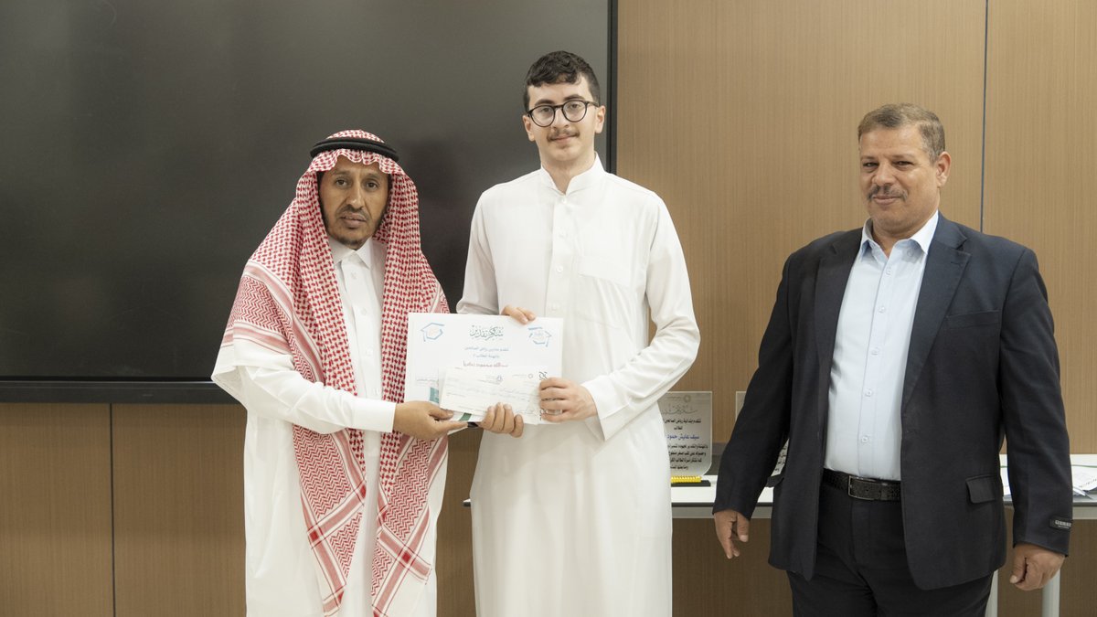 msalheens's tweet photo. في أجواءٍ مفعمة بالفخر والاعتزاز، كرّمت مدارسنا 
الطالب عبدالله محمود زكريا نظير إتمامه حفظ القرآن الكريم، بمنحه مكافأة مالية قدرها 5000 ريال وشهادة شكر وتقدير، تقديرًا لجهوده المباركة وتميّزه في حفظ كتاب الله.

نسأل الله أن يجعله من أهل القرآن ، وأن يبارك له في علمه وعمله، وأن ينفع به الإسلام والمسلمين. #تبوك #تعليم_تبوك #رياض_الصالحين
