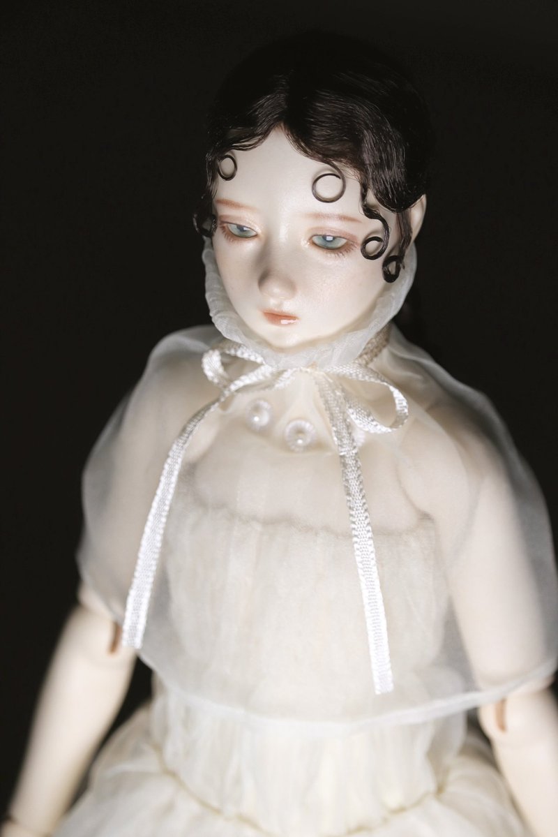 kolmekissaa's tweet photo. 出展作品
松本実久　@mtmt_miku 

「into the dust」
38cm、286,000円（税込）
※衣装は着脱不可

今回のメインビジュアルにも使わせていただいた作品。
白い衣装がひらひらと、金魚の鰭のよう。
このサイズでこの表現力。
実物を見るのが本当に楽しみです。
#コルメキッサ
#金魚たちの見る夢は2026
#創作人形