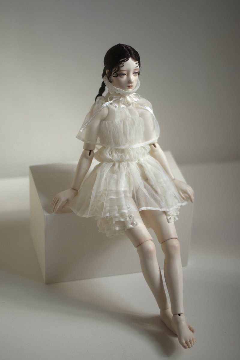 kolmekissaa's tweet photo. 出展作品
松本実久　@mtmt_miku 

「into the dust」
38cm、286,000円（税込）
※衣装は着脱不可

今回のメインビジュアルにも使わせていただいた作品。
白い衣装がひらひらと、金魚の鰭のよう。
このサイズでこの表現力。
実物を見るのが本当に楽しみです。
#コルメキッサ
#金魚たちの見る夢は2026
#創作人形