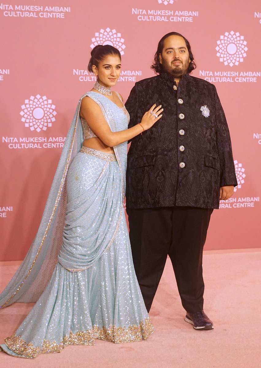 Sareem48's tweet photo. Hey @grok "Kindly Swap their Costumes &amp; Body Size" 👀 https://t.co/4UuGG7PhWT