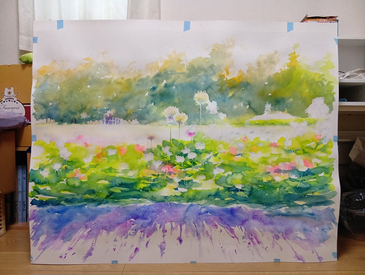 didi_daisukedoi's tweet photo. F50号「雨あがりの朝」制作日誌。

水張りはしてないです。F50号のパネルにF50号のホワイトワトソン水彩紙を数カ所マステで留めて描きました。僕は普段はバラ紙で描く時も水張りどころかマステ留めすらしない…でもさすがに50号はどうかなぁとは思ったんですが…これで行けました😉👍

紙がたわむ前に塗ってしまえば良いんです！50号とはいえ要所はすべて一発で色を入れてます。それが高反射率法の基本であり、これをやれる自信が付くのを待っていました。

塗り始めはかなり緊張しますけど、絵具を広げてしまえば面積が大きい分、小さい紙より保水する感じで案外余裕ができることが分かりました。そしてデカすぎる分、諦めも付きますね(笑)隅々まで気にしていられない。ここだけは！ってポイント決めてあとは成り行き。
１週間ほどで完成しました。

今回、なんとか作品にはなったけど、大作はまだまだこれからですね。反省点も多いです。
描き方や道具なども研究しながらさらに作品の精度を上げたいです。

これからもどんどん挑戦するつもり。これだけ大きいと紙も高いので大変ですけどね…保管場所も困るしね😅