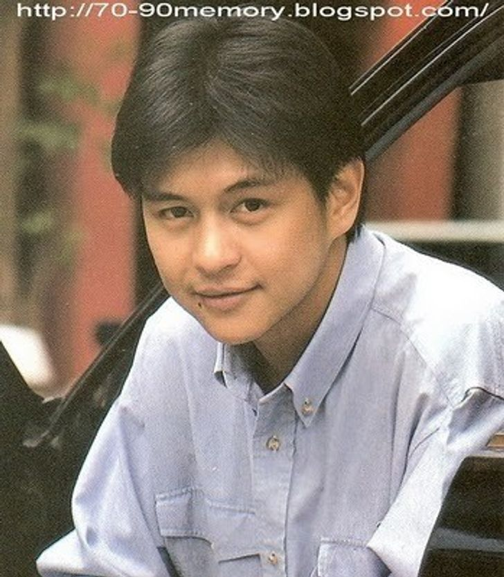 aoikotori's tweet photo. สรุปแล้ว บิ๊กอนันต์วัยหนุ่มที่เห็นกันในซีรี่ส์ #ทนายปีศาจ ไม่ใช่นักแสดงหน้าคล้ายนะ แต่เกิดจาก CGI จากปากคำทีมผู้สร้าง 'ไก่ ณฐพล - แซม จักริน' ดูภาพพี่กบสมัยก่อนก็เหมือนอยู่นะ https://t.co/9ScurSiHl9