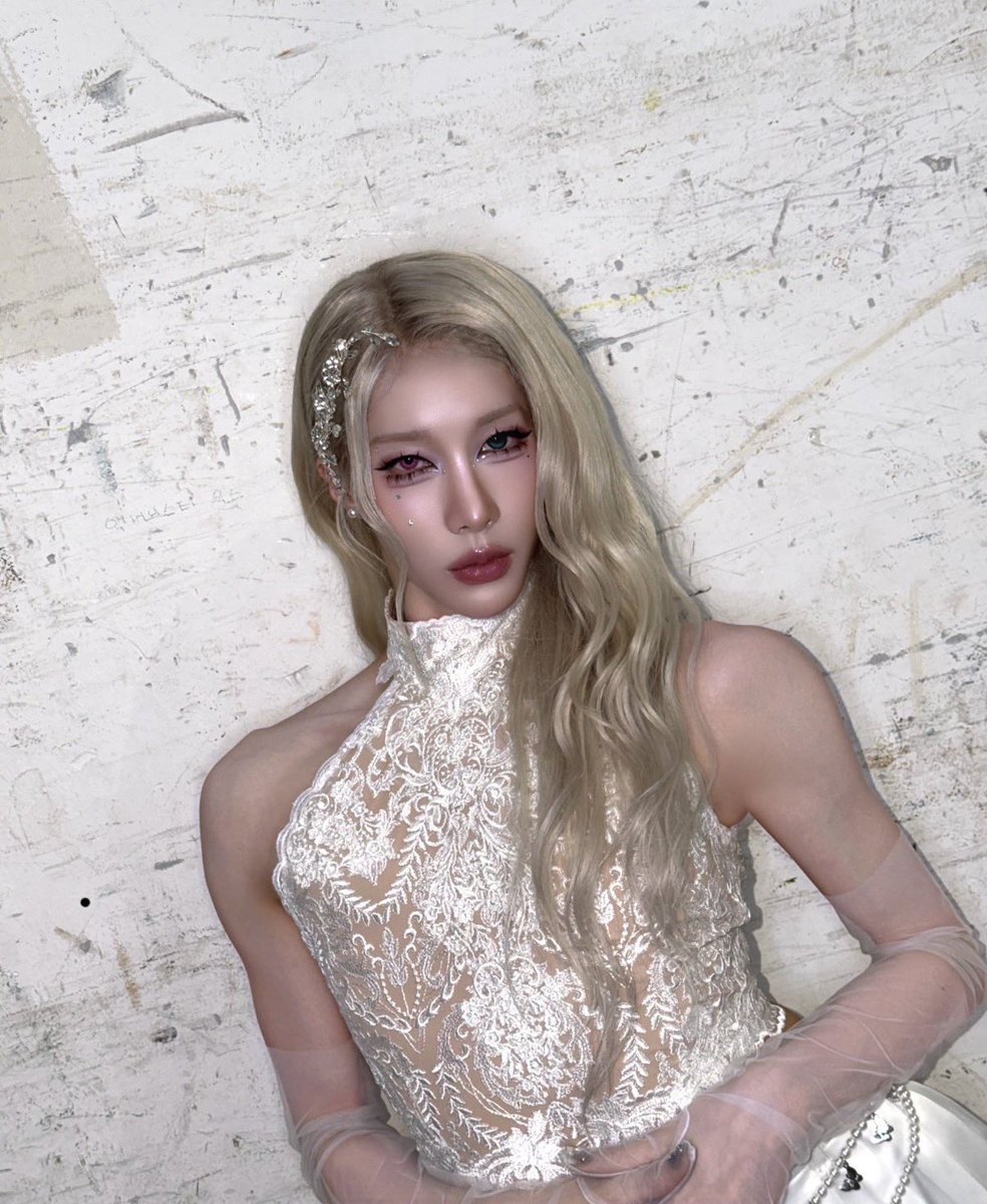wumutigirl's tweet photo. kpop stans on twitter dotcom pretending he isn't a literal angel i have to laugh https://t.co/7maVfd5Pld