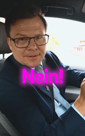 mimuemi's tweet photo. Warum fährt Herr Schneider ein neues Auto? Wasser predigen, Wein saufen! https://t.co/SIHoaHZSa2