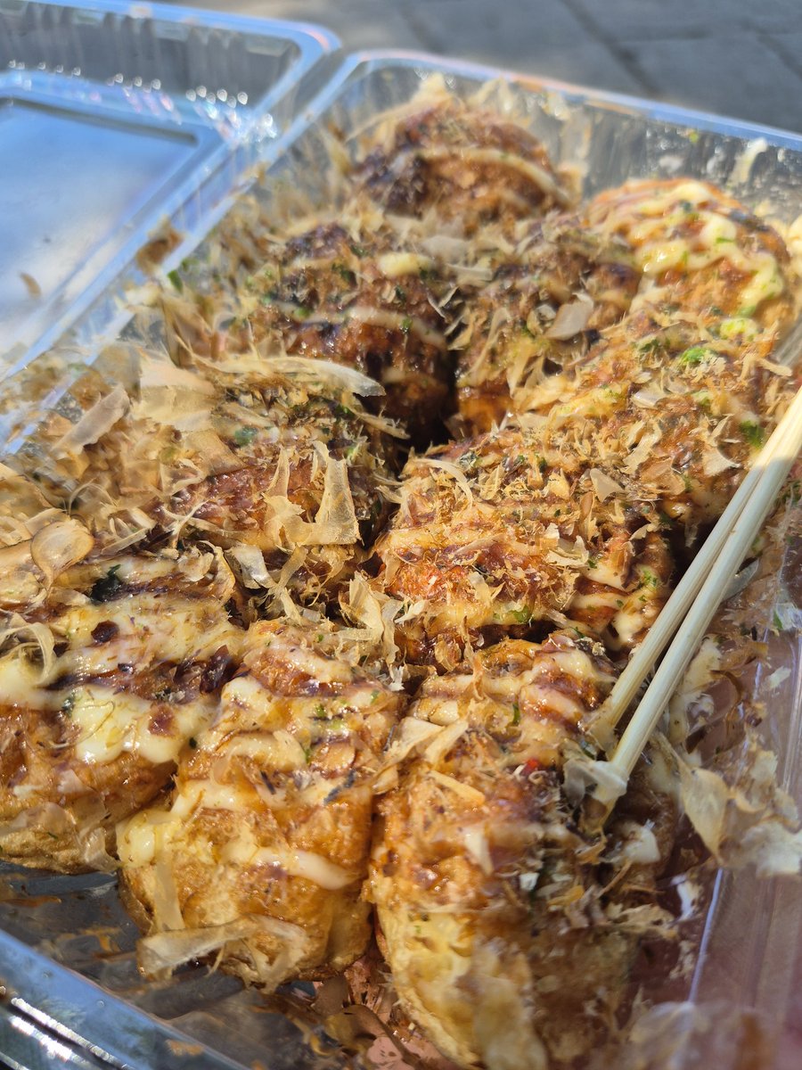 junzo_hcs12's tweet photo. 十年近く振りに来てみた😁
いろいろ食べらさるー！
祭りで食うからうまいんだよなぁ👍

すすきのでついまさんとすれ違ったwww https://t.co/giHiXWlwau