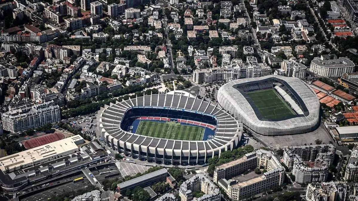 MegaPSG_'s tweet photo. 🔴🔵 Le projet du PSG avec le Parc des Princes est de devenir propriétaire pour le rénover en le faisant monter à un peu plus de 60 000 places. 🏟️

Autour, le club voudrait réhabiliter le quartier du côté Paris, en récupérant la Station Total, le complexe sportif Geo André, l’ancien Go Sport… C’est aussi le projet du maire de Paris, Emmanuel Grégoire.

L’objectif est d’avoir un lieu PSG qui vit toute l’année 7j/7 24h/24. 👀 

(Dimanche en politique, Arnaud Hermant de L’ÉQUIPE)
