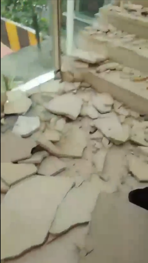 SasslaMx's tweet photo. ➜] #Actualización 
🇮🇩 #Terremoto de la Isla #Sulawesi, #Indonesia [6.7 Mw - BMKG]

Según el reciente comunicado oficial de la Agencia Nacional para la Gestión de Desastres de Indonesia [BNPB - https://t.co/833OpZyQFi]:

✔ Se confirman daños estructurales en la ciudad de Palu, el distrito de Sigi y el distrito de Parigi Moutong, todos en la provincia de Sulawesi Central.

⚠️ Los patrones de daños identificados en múltiples recursos difundidos por RRSS (y verificados), incluyen: cristalería rota, desprendimiento de fachadas y elementos decorativos (yeso, cornisas, cerámica), colapso parcial de muros y bardas, así como agrietamientos notables en estructuras no antisísmicas. Esto es consistente con intensidades Mercalli VII (Muy Fuerte).

📝 El recuento de heridos y posibles víctimas mortales sigue en curso.

#SASSLA
