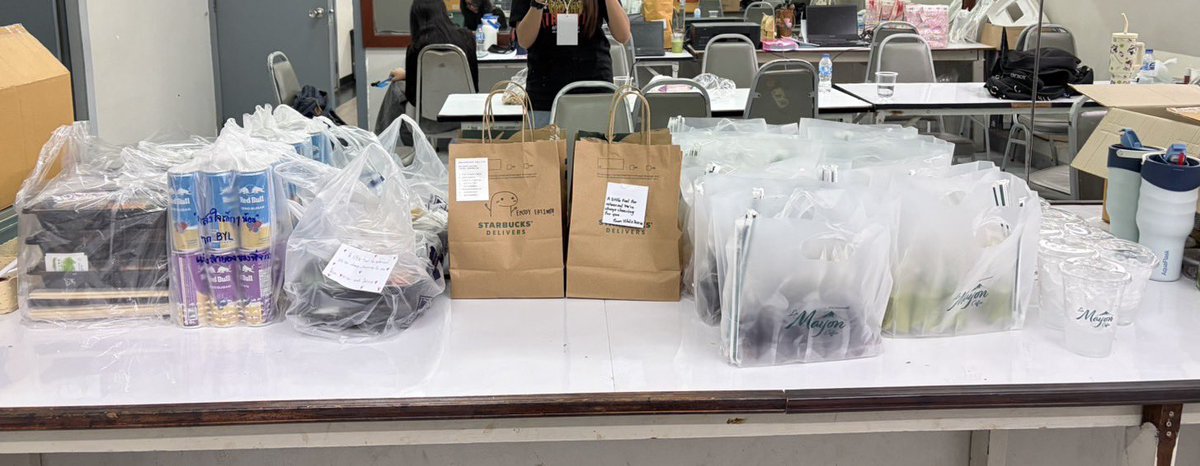 buildyourlove4u's tweet photo. ขอบคุณ Food Support วันนี้นะพวกเจ้าทั้งหลาย 🤍
พญาวายุจักรให้เกียรติมาถ่ายภาพด้วย เติมพลังกันเต็มที่กับเครื่องดื่มมากหน้าหลายตา แต่วันนี้ดูเหมือนจะหนักไปทางชูกำลังเป็นพิเศษ 🤣
ขอบคุณสำหรับความน่ารัก ความใส่ใจ และกำลังใจที่ส่งมาให้เสมอนะ 🙏🏻💙

Thank you for today’s Food Support, everyone 🤍
Lord Wayujak even took the time to come by for some photos, and we got to recharge with so many different drinks. Today’s theme definitely seemed to be energy drinks though 🤣
Thank you for all the love, thoughtfulness, and support you always send our way. We truly appreciate it! 🙏🏻💙

#นาคราชเดอะมิวสิคัล
#BuildJakapan @JakeB4rever 
#Beyourluve