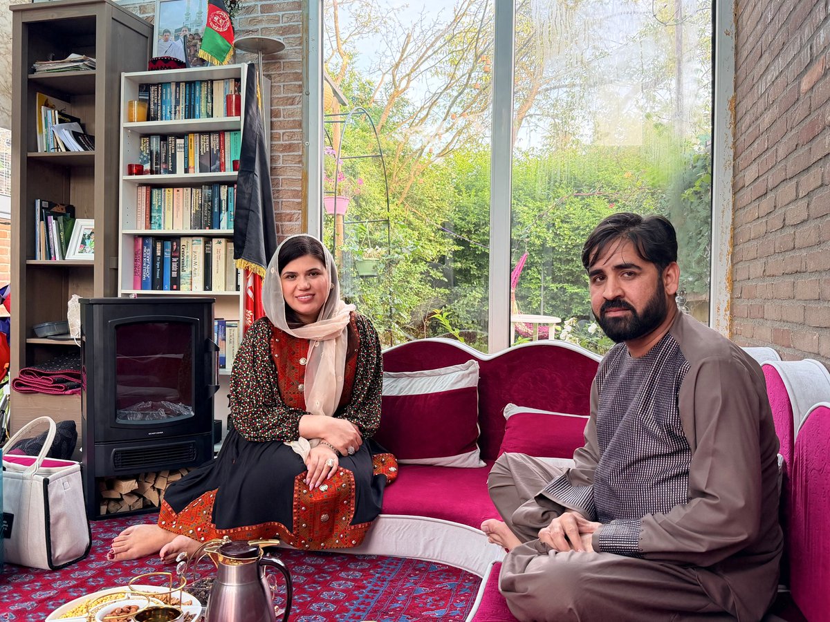 SangaSiddiqi's tweet photo. پرون مې په هالند کې له ویسا صاحب سره د لیدو ویاړ درلود.

ویسا صاحب د افغانستان د ښځو او نارینه‌وو د باسوادۍ لپاره ارزښتناک پلانونه لري. زما په اند، زده‌کړه او پوهاوی د افغانستان د ستونزو د حل تر ټولو مهمه کلید ده.

زما او د ډېرو افغانانو لپاره، ویسا صاحب یو ریښتینی اتل دی.

له ریښتین صاحب او د هغوی له کورنۍ څخه د زړه له کومې مننه کوم چې په تودې مېلمه‌پالنې یې زموږ هرکلی وکړ. 

@matiullahwesa
