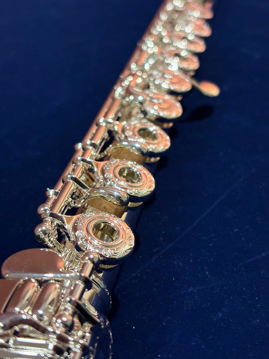 JEUGIA_APEX's tweet photo. 《SANKYO》“Pavane”入荷しました！

三響フルート プリマ楽器創業80周年記念モデル✨
管体総銀製リッププレートには10Kゴールドを採用し
優雅に舞う孔雀の姿を彫刻🦚
ぜひこの機会にお試しください～

みなさまのご来店をお待ちしております♪ https://t.co/D94iwnHRRV