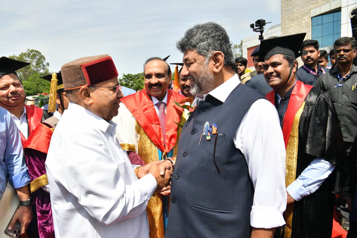 VCRguhs's tweet photo. ಬೆಂಗಳೂರಿನ ಜಿಕೆವಿಕೆ ಆವರಣದಲ್ಲಿ ನಡೆದ ರಾಜೀವ್ ಗಾಂಧಿ ಆರೋಗ್ಯ        ವಿವಿಯ 28 ನೇ ವಾರ್ಷಿಕ ಘಟಿಕೋತ್ಸವದಲ್ಲಿ ಸಿಎಂ ಡಿ ಕೆ ಶಿವಕುಮಾರ್ ಅವರು ಮಾತನಾಡಿದರು. ರಾಜ್ಯಪಾಲ ಥಾವರ್ ಚಂದ್ ಗೆಹಲೊಟ್, ವಿವಿಯ ಉಪಕುಲಪತಿ ಡಾ. ಬಿ ಸಿ ಭಗವಾನ್, ರಿಜಿಸ್ಟ್ರಾರ್ ಗಳಾದ ಅರ್ಜುನ್ ಒಡೆಯರ್, ರಿಯಾಜ್ ಬಾಷಾ ಮತ್ತಿತರರು ಉಪಸ್ಥಿತರಿದ್ದರು. https://t.co/8qCe6bszRq