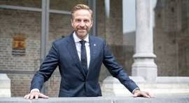 LeePeleeg's tweet photo. HIJ WIST HET.. HIJ WIST HET
Hugo de Jonge wist dat het totale bezoekverbod in verpleeghuizen en ziekenhuizen (19 maart 2020) een absurde en mensonterende maatregel was. Kleinkinderen mochten niet bij opa & oma. Partners werden gescheiden. Stervenden stierven vaak compleet alleen, zonder hand vast te houden.
Hij handhaafde het maandenlang, terwijl hij wist van de massale eenzaamheid, depressie, cognitieve aftakeling en totale ellende bij kwetsbare ouderen. Duizenden stierven in isolatie.
De Jonge wist van de stille ramp, hoorde de noodkreten, en liet het toch doorgaan.
Nooit meer deze waanzin. De feiten liegen niet.

@hugodejonge @cdavandaag