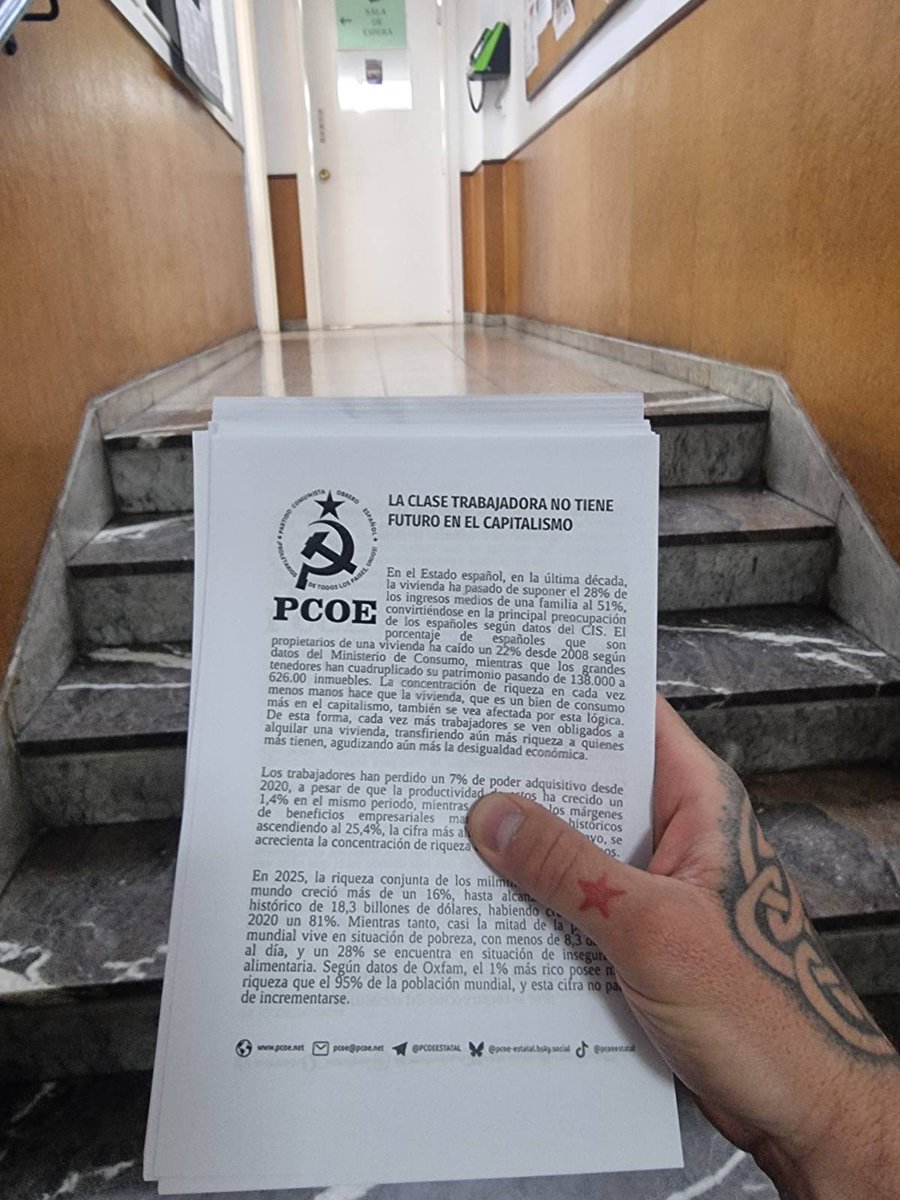 PCOE_estatal's tweet photo. 📣 AGITACIÓN Y PROPAGANDA 📣

Reparto de octavillas sobre la falta de futuro de la clase obrera en el capitalismo, realizado en la casa sindical de Xixón, Asturias. https://t.co/7wQx4bYyNi