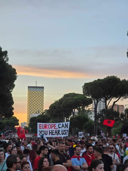 Gianl1974's tweet photo. Albanians gathered on the main boulevard in Tirana by the Prime Minister's office for a 16th consecutive day to protest against a luxury resort planned in a protected area, a project linked to Jared Kushner, and to denounce institutional corruption and call for premier Edi Rama to resign.