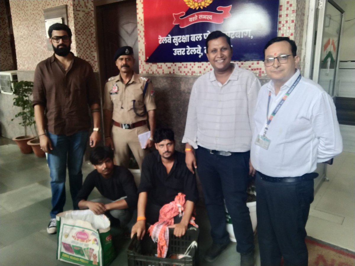 drm_lko's tweet photo. A week-long joint drive by Commercial and RPF staff was conducted at #Lucknow 'Charbagh' station and onboard trains against unauthorized vending. Several unauthorized vendors were apprehended during the campaign. #Zero_tolerance https://t.co/FSJF6kd7AZ