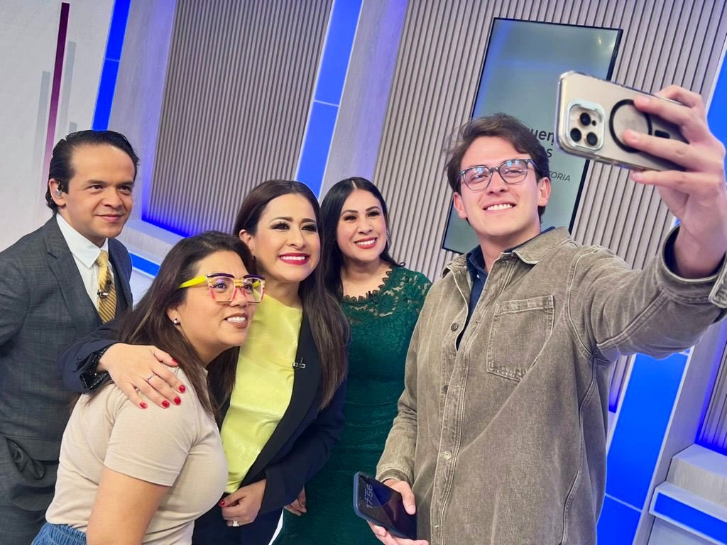 LauraGlezEDOMEX's tweet photo. Hoy inició un nuevo programa en @MexiquenseTV llamado “Economía Mexiquense” 

Me complace haber sido su primer invitada y compartir buenas noticias de empleo, inversión y oportunidades de este próspero estado. 

Enhorabuena @carlosbritolav 

#ElPoderDeServir https://t.co/BTose8iHLx