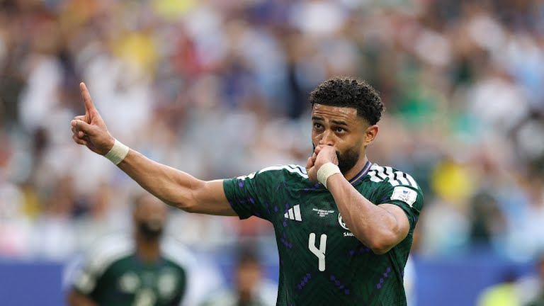 FootballFeedHub's tweet photo. FT: 🇸🇦 Saudi Arabia 1–1 Uruguay 🇺🇾

Late drama! 😮‍💨 Al Amri put Saudi Arabia ahead, but Maximiliano Araújo answers back in the 80th minute to rescue a point for La Celeste! 🇺🇾💥

Drop your thoughts on this match below! 👇🍿

#SaudiArabia #Uruguay #WorldCup #SAUURU #Football https://t.co/MqA6LMAvIC