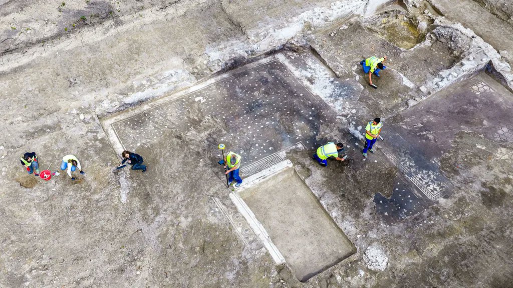 Lucius_Gellius's tweet photo. #archéologie: de mieux en mieux en mode culot, à 20 km de Rome,  des fouilles clandestines à la pelle mécanique 😱 sur un terrain d'État ont alertées les autorités prévenues par des voisins!
Des tranchées ont éte creusées, détruisant définitivement des vestiges et, dépéchés sur place, les archéologues ont mis au jour une grande villa romaine, avec mosaïques géométriques , bassins, atrium, fresques murales et une belle statue de Sylvanus, dieu des troupeaux.

La villa du Ier siècle, inconnue jusqu'alors   se trouve dans le quartier du Lorium, qui était un peu la banlieue chic où séjournaient de prestigieuses familles romaines à l'écart de l'agitation de la capitale, notamment les empereurs Hadrien , Antonin le Pieux et Marc Aurèle .

📸  Ministère italien de la Culture / Surintendance spéciale de Rome)