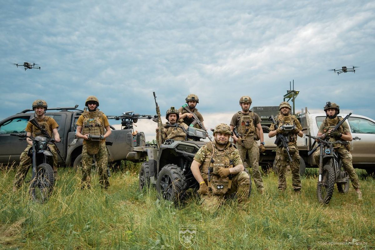 UKRINFORM's tweet photo. 💪 Сучасна українська армія виглядає саме так

У 10-й ОГШБр "Едельвейс" показали, як проходить підготовка техніки та тренування розрахунків БПЛА та НРК.

📸 10-та ОГШБр «Едельвейс» https://t.co/PxaMr9Np2K
