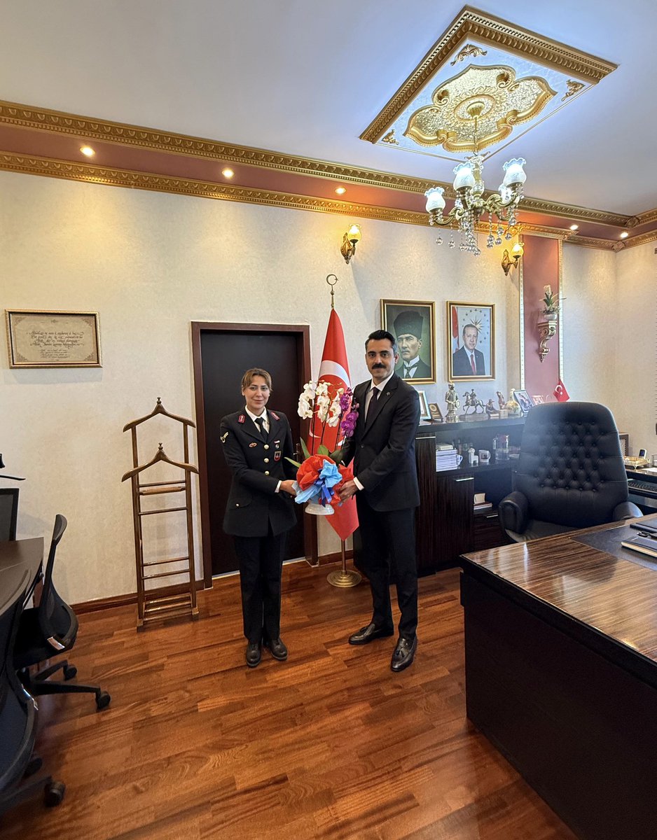 TC_Pertek's tweet photo. Jandarma Genel Komutanlığının 187. kuruluş yıl dönümü dolayısıyla,İlçe Jandarma Komutanı Bnb. Turgay BULUT ve beraberindeki heyet Kaymakamımız Sn.Yusuf Ziya YAKTI’yı ziyaret etti.

Kaymakamımız jandarma personelini başarı belgesiyle taltif ederek kuruluş yıl dönümünü kutladı.🇹🇷 https://t.co/BZ9Znr9wB9