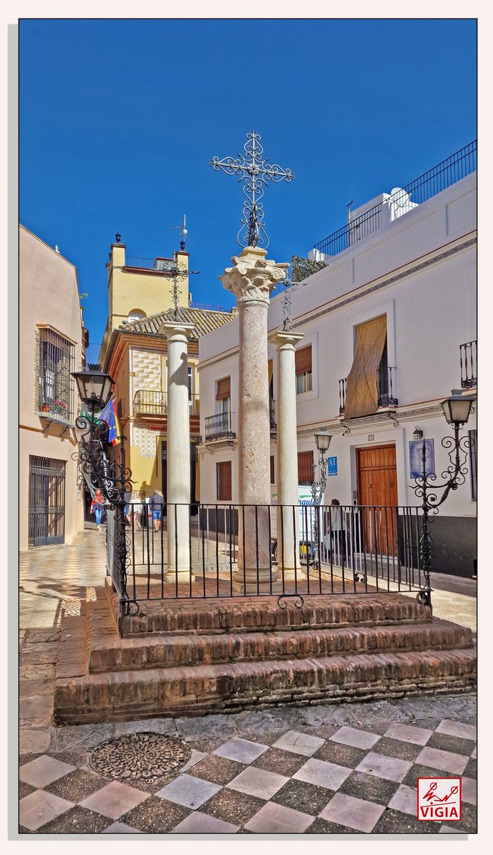 vigiadeisbilya's tweet photo. En el ensanche de la calle Cruces se encuentran tres cruces de forja sobre columnas de mármol, conocido como “calvario”. Antiguamente esta calle se llamó plazoleta de los Cuatro Vientos. https://t.co/XsfZOpFcpR
