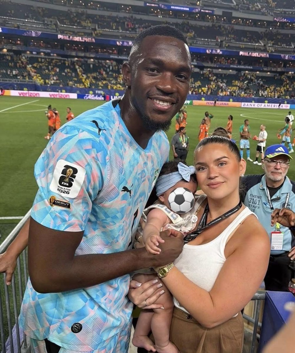 lemedia100filtr's tweet photo. ❤️🇨🇮 La magnifique petite famille de l’international ivoirien Yahia Fofana, unie derrière son champion. ⚽️🥰👨‍👩‍👧‍👦 https://t.co/bkfEgDS3tY
