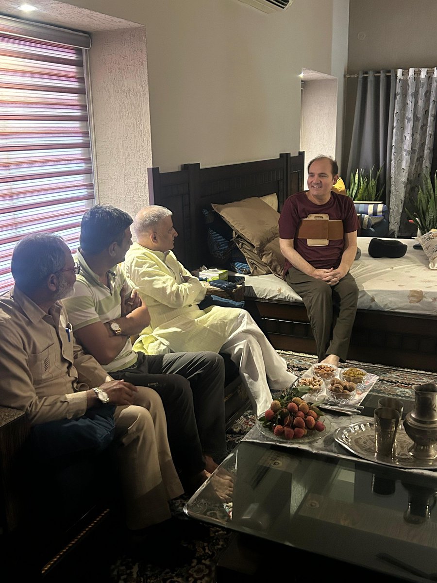 MalikBirpal's tweet photo. आज जलालाबाद  जिला शामली स्थित आवास पर पहुंचकर थानाभवन विधानसभा क्षेत्र के लोकप्रिय राष्ट्रीय लोकदल विधायक जनाब अशरफ अली जी से शिष्टाचार भेंट कर उनका कुशलक्षेम जाना।

हाल ही में उन्हें हृदय संबंधी स्वास्थ्य समस्या हुई थी। ईश्वर की कृपा एवं शुभचिंतकों की दुआओं से अब वे स्वस्थ होकर अपने घर लौट आए हैं। उनके उत्तम स्वास्थ्य एवं शीघ्र पूर्ण स्वस्थ होने की कामना करते हुए उनसे आत्मीय मुलाकात की।

परमात्मा से प्रार्थना है कि आदरणीय अशरफ अली जी को उत्तम स्वास्थ्य, दीर्घायु एवं निरंतर जनसेवा करने की शक्ति प्रदान करें।

ईश्वर उन्हें सदैव स्वस्थ एवं प्रसन्न रखें। 🙏💐

जय रालोद।