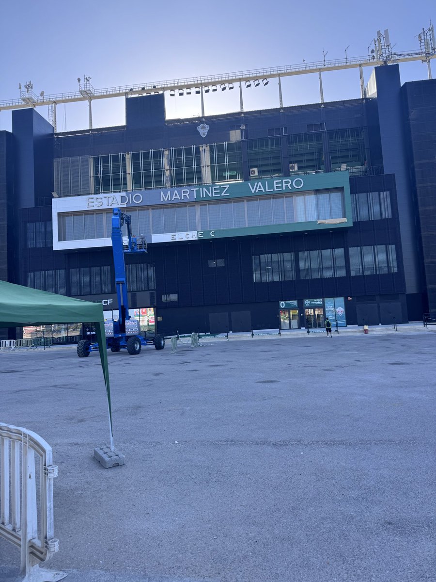 EcfInsider's tweet photo. 👀 OJO A ESTO. #Elche #MartinezValero 

👉 Parece que la fachada del Martínez Valero NO será completamente verde como muchos esperábamos. Al parecer combinará el gris y el verde, imitando los colores de la franja. ⚪️🟢

¿Qué os parece? ¿Os convence el resultado? 👇 https://t.co/GSzl1meu2V