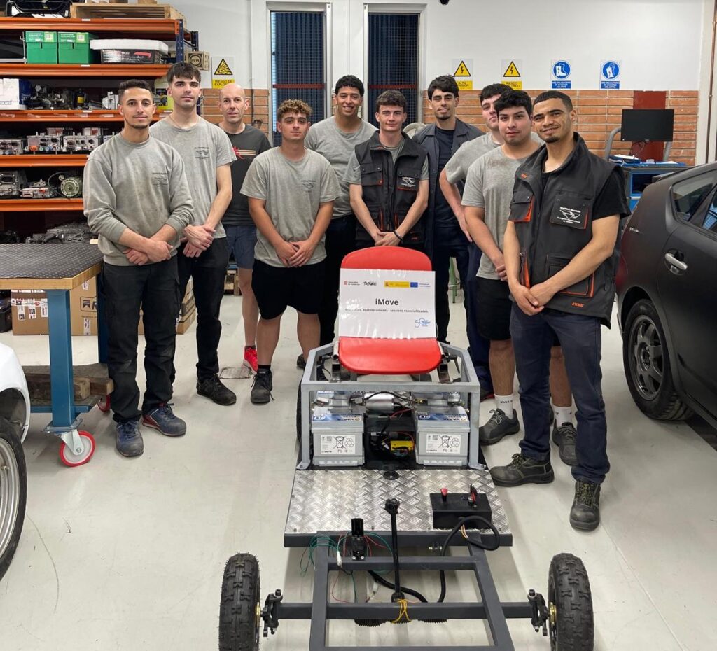 insmontsia's tweet photo. L’alumnat de TMV, amb el suport de MI, Informàtica i Administració, completa la primera fase d’un vehicle elèctric lleuger. 
En col·laboració amb l’Escola de Vol de l’Ebre, serà un tractor d’avions ultralleugers. 
Projecte InnovaFP finançat pel @educaciongob https://t.co/HzU00V7sCl