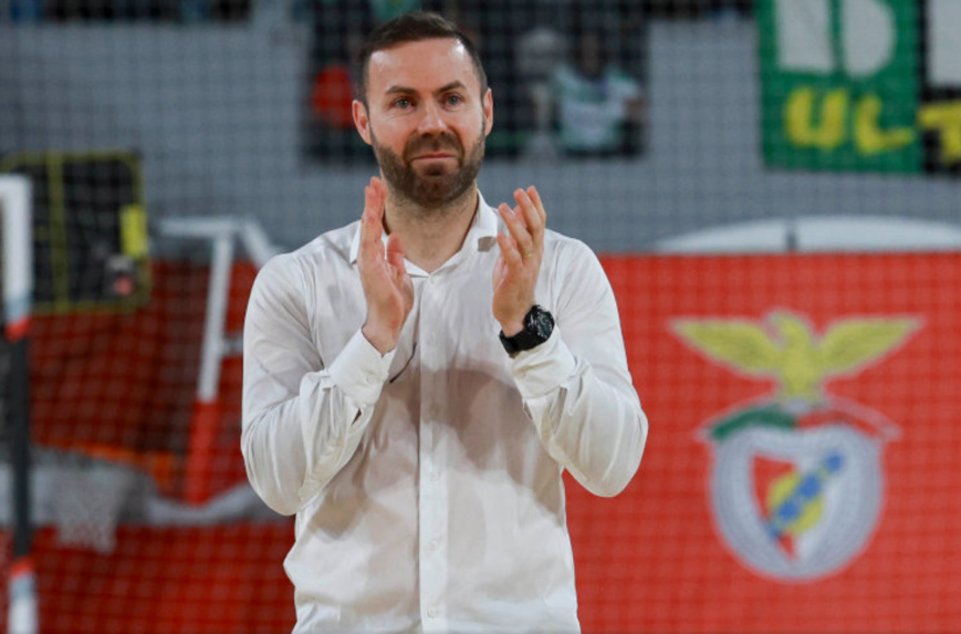 SLBFrance's tweet photo. 💪 Cassiano Klein veut voir un Benfica encore plus fort après le succès 2-1 du premier acte. Le coach réclame caractère, intensité et progression.

🔥 Conscient de la réaction du Sporting, le Brésilien exige un niveau supérieur pour rester devant.

#CassianoKlein #Benfica #Futsal https://t.co/DjWiFyNpVS