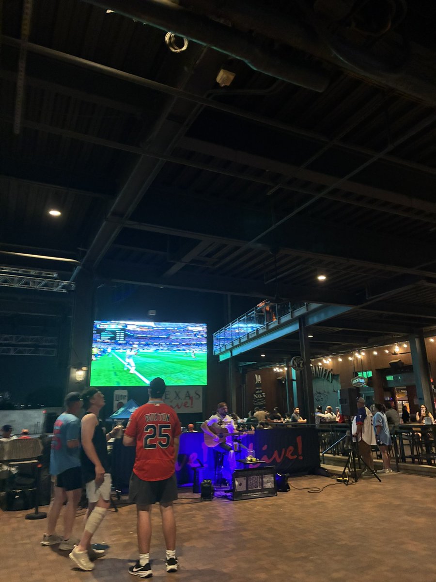 979902_Jubilo's tweet photo. アメリカでイランの試合が放映されていて、野球ファンもサッカーファンも、アメリカ人も日本人もイングランド人も、色んな人たちが音楽に合わせて歌って踊って交流してた

サッカーやスポーツに国境はないし、政治も差別もいらないです🤝 https://t.co/HNSnUdeIAp