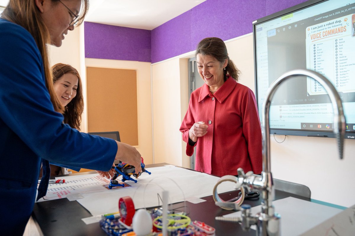 UKinMongolia's tweet photo. Хэргийг түр хамаарагч Антеа Хеффернан British School of Ulaanbaatar сургуультай танилцан, төгсөлтийн баярын арга хэмжээнд оролцож үг хэллээ. Шинэхэн төгсөгчиддөө ирээдүйн ажил, амьдралын замналд нь өндөр амжилт, аз жаргал, сайн сайхан бүхнийг хүсэн ерөөе. 🧑‍🎓🎉 https://t.co/r0dIULWyS1