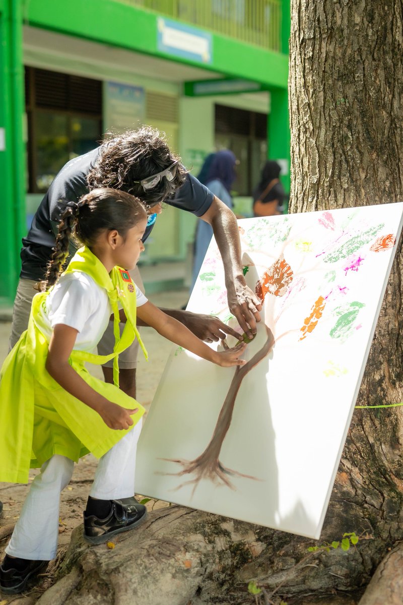 ARC_maldives's tweet photo. The students had fun exploring their school courtyard, collecting leaves, seeds and flowers of the trees planted during the Tree Planting Day event, and created a vibrant artwork using the materials collected during their scavenger hunt. https://t.co/pE03Fhshuv