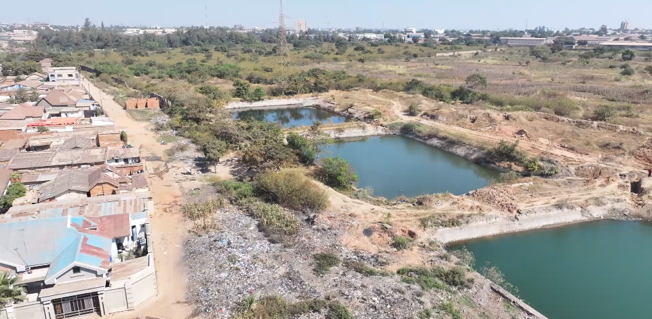 tshiswaka5's tweet photo. CHEMAF : La famille de l’élève noyé dans le bassin de rejets exige indemnisation.

L’Institut de recherche en droits humains (IRDH) a relayé auprès de l’entreprise Chemaf SA la demande d’indemnisation de la famille de l’élève Bulafia Mwana Christian, mort par noyade, dans le bassin de rejet des eaux usées, du site Usoke, au quartier Tshamilemba, Commune Kampemba, Ville de Lubumbashi. L’accident mortel était arrivé le 11 mars 2025, pendant que la victime et ses amis se photographiaient autour des quatre bassins de rejets, abandonnés à ciel ouvert.

La société Chemaf SA a exploité continuellement le site de Usoke pendant plus de 24 ans. Elle a creusé et aménagé ses bassins de rejets, dès le début des années 2000, en parallèle avec la construction de son usine de lixiviation et l’expansion de ses installations industrielles. Cependant, en novembre 2025, l’entreprise a cessé toute activité minière et a abandonné ses bassins de rejets, avec plus de huit millions de mètres cubes des eaux usées, chargées en acides, métaux lourds et résidus chimiques provenant du procédé de lixiviation, à moins de dix mètres des habitations de Tshamilemba.

Virtus Minerals qui a racheté la majorité des parts, en mars 2026, a accepté de reprendre l'intégralité du passif de Chemaf SA, une dette estimée à environ 900 millions de dollars dont 600 millions dus à la multinationale de négoce Trafigura Group Pte. Ltd. Pour l’IRDH, cette transaction ne peut être considérée comme une simple acquisition d’actifs miniers. Elle implique également la reprise du contentieux environnemental qui oblige l’entreprise à assumer l’indemnisation de la victime de l’incident survenu au bassin de rejets du site minier abandonné.
La demande d’indemnisation s’appuie sur les arguments juridiques suivants :
(i) L'imprescriptibilité de l’action en réparation, pour les dommages environnementaux et humains causés dans le cadre des activités minières. (Art. 285 quinquies du Code minier) ;
(ii) La responsabilité objective de l’entreprise, pour laquelle il n’est pas exigé d’établir la faute, l’intention ou l’imprudence. (Articles 285 bis du Code minier et 405 ter du Règlement minier) ;
(iii) L’obligation d’éliminer tout risquenuisible à la sécurité des personnes, après la fermeture du site de l’entreprise minière. (Art. 95, al. 2, de l’Annexe VII du Règlement minier) ;
(iv) Le devoir de diligence raisonnablequi subordonne toute acquisition des droits miniers à la vérification du respect des obligations de protection de l’environnement prévues par le Plan environnemental approuvé. (Art. 182 Bis, al. 2, du Code minier).

En somme, le décès par noyade survenu dans un bassin destiné aux activités minières, engage pleinement la responsabilité industrielle de la société. Son caractère dangereux, sa localisation à proximité des habitations de Tshamilemba, conjuguée au dommage qui en a résulté, suffisent à établir l’obligation de réparation à la charge de Chemaf SA. Cette responsabilité s’impose pour l’indemnisation des ayants droit, indépendamment du délai écoulé depuis l’accident, et ce sans qu’il soit nécessaire de démontrer une faute particulière.
----- FIN -----