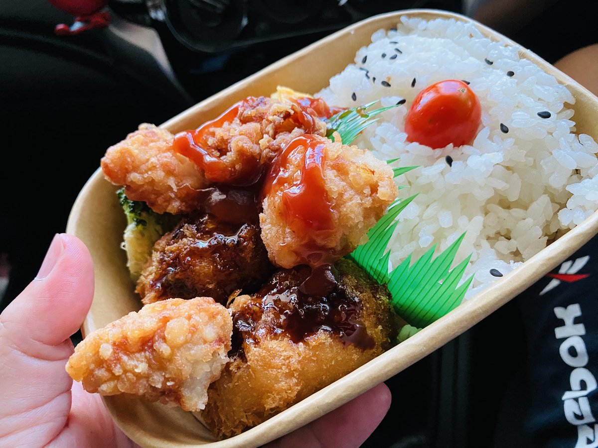 thaistock369's tweet photo. 【悲報】

家で揚げ物を食べると嫁に叱られるので😣

今日はこっそりイオンのお弁当を買い、
駐車場の車内で隠れて食事中🚗🍱

うまい😋！！

ちなみに嫁とラーメン屋に行くと

🍜「麺は炭水化物だから食べるな！」

🍜「スープは化学調味料だから飲むな！」

といちいち指導が入る。

もはやラーメン屋に来ている意味が分からない😂

そんな厳格な食事管理の中、
今日のイオンフライ盛り弁当は監獄からの脱獄メシ並みに美味かったのであった😌

ただし帰宅後、

🗣️「何か揚げ物の匂いしない？」

と聞かれた瞬間に全てが終わる。

なお、家庭内で監督に反論権は無い。

男という生き物は、
理論や腕力では反抗できても、

チチには勝てないのである😫