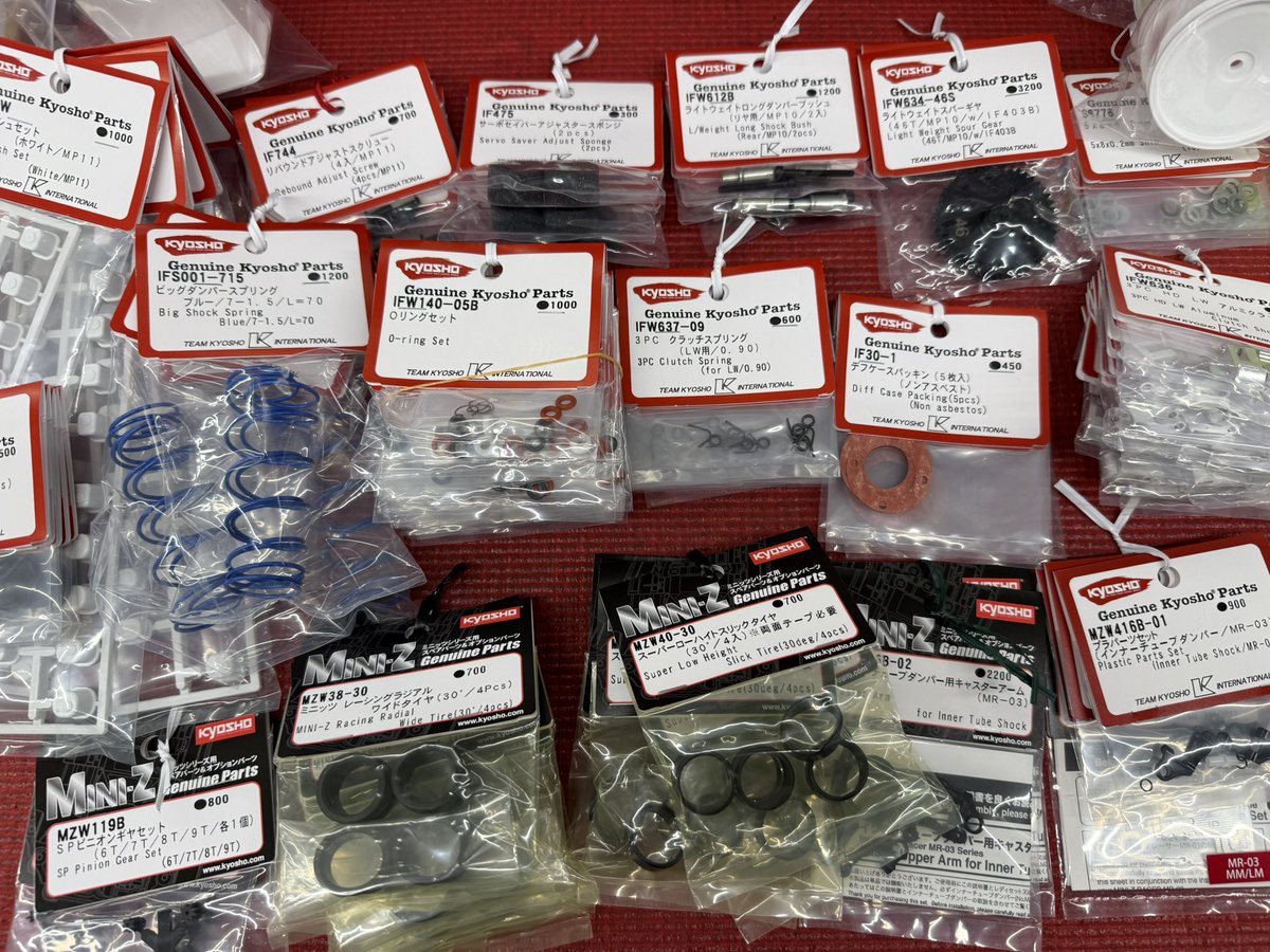 proshopfutaba's tweet photo. 京商さんよりパーツ補充。
長らく欠品していましたインファーノの
クラッチシュー、クラッチスプリング0.9、ダンパーOリングセットなんかも入荷致しました🙇♂️
#kyosho
#mp10
#mp11
#proshopfutaba
#フタバ模型 https://t.co/hgdZ9Ywa2S