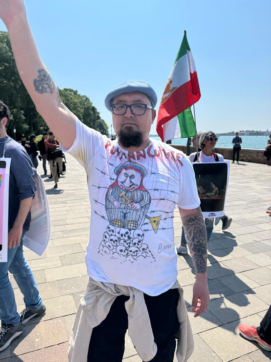 pinapic's tweet photo. Ho una notizia terribile da darvi: Semyon Skrepetsky, che aveva partecipato alle proteste a Venezia contro la riapertura del padiglione russo, è stato assassinato. 

Era un artista e un dissidente russo che aveva scelto di sfidare il potere con le sue opere. Le sue caricature colpivano Putin, Kadyrov e Lukashenko, trasformando l’arte in uno strumento di denuncia contro l’autoritarismo. 
Dopo aver lasciato la Russia, aveva trovato rifugio in Polonia e continuava a battersi per la libertà, partecipando anche alle proteste di Europa Radicale e all’associazione radicale Certi Diritti, da ultimo contro la riapertura del padiglione russo. 

La sua terribile uccisione impone una riflessione non piu rinviabile. 

Negli ultimi anni abbiamo assistito a una lunga sequenza di avvelenamenti, omicidi e operazioni contro oppositori del Cremlino ben oltre i confini della Federazione Russa. Le responsabilità dei singoli episodi spettano alle autorità giudiziarie accertarle, ma il fenomeno delle aggressioni extraterritoriali ai danni di dissidenti e critici dei regimi autoritari rappresenta una minaccia concreta per la sicurezza europea. 

Per questo l’Unione europea deve fare un passo avanti. 
Serve una Rete europea per la protezione dei dissidenti e degli oppositori politici, coordinata a livello UE e in stretta collaborazione con gli Stati membri, capace di valutare le minacce, condividere intelligence, predisporre misure di sicurezza e offrire tutela concreta a giornalisti, artisti, attivisti e rifugiati politici esposti a rischi credibili.

L’Europa deve essere un luogo in cui chi fugge dalla repressione trova libertà e protezione. 
Difendere i dissidenti significa difendere la nostra democrazia.

In foto Semyon a Venezia
