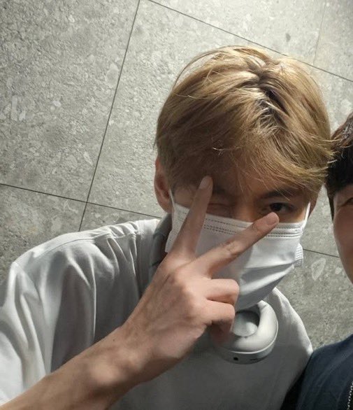 jungkovtae's tweet photo. OMG TAEHYUNG 😭🤎 https://t.co/j5TBAlX5yJ