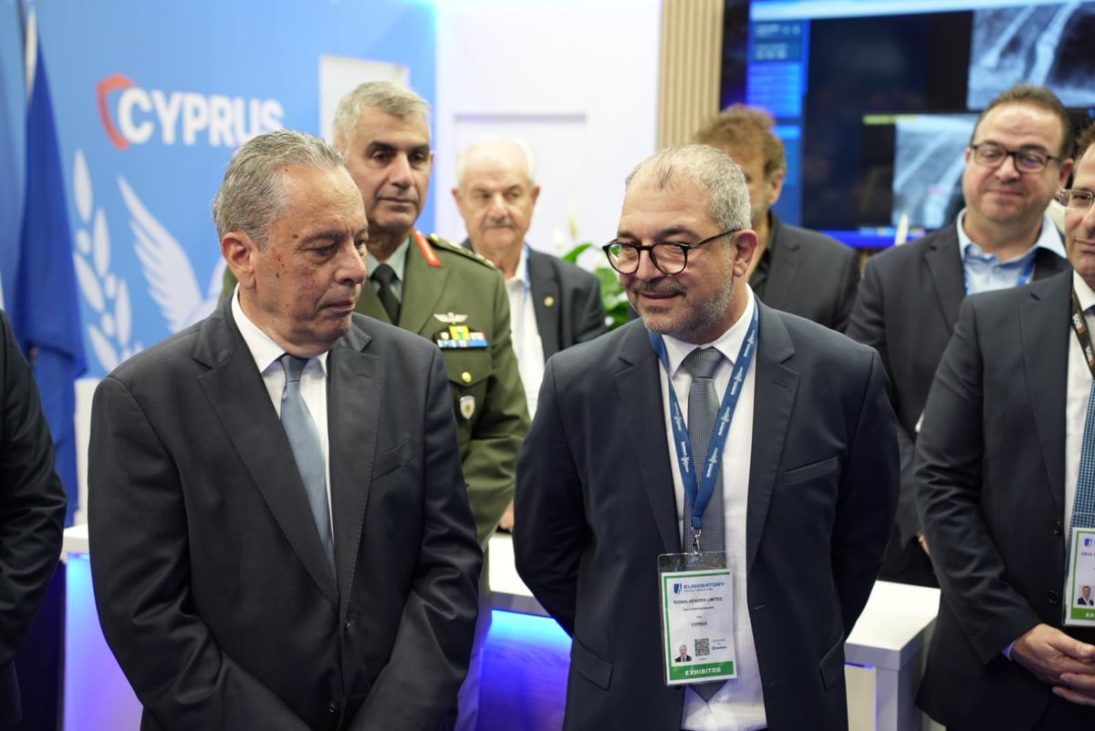 DefenceCyprus's tweet photo. Ο Υπουργός Άμυνας @PalmasVasilis τέλεσε σήμερα τα εγκαίνια του κυπριακού περιπτέρου στη Διεθνή Έκθεση Άμυνας και Ασφάλειας ‘’EUROSATORY 2026’’.
Η κυπριακή συμμετοχή τελεί υπό την αιγίδα του Υπουργείου Άμυνας και υλοποιείται στο πλαίσιο της στρατηγικής ενίσχυσης της εξωστρέφειας και της διεθνούς παρουσίας της κυπριακής αμυντικής βιομηχανίας.
Στον χαιρετισμό του, ο κ. Πάλμας επισήμανε ότι η παρουσία της Κύπρου στη Διεθνή Έκθεση «EUROSATORY 2026» αποτελεί έμπρακτη απόδειξη της προόδου που έχει σημειώσει η κυπριακή αμυντική βιομηχανία τα τελευταία χρόνια και της στρατηγικής επιλογής του Υπουργείου να επενδύσει στην έρευνα, την καινοτομία, και τις αναδυόμενες τεχνολογίες, οι οποίες εκτιμάται ότι θα διαμορφώσουν το μελλοντικό επιχειρησιακό περιβάλλον και θα επηρεάσουν καθοριστικά την εξέλιξη των αμυντικών δυνατοτήτων κατά τις επόμενες δεκαετίες