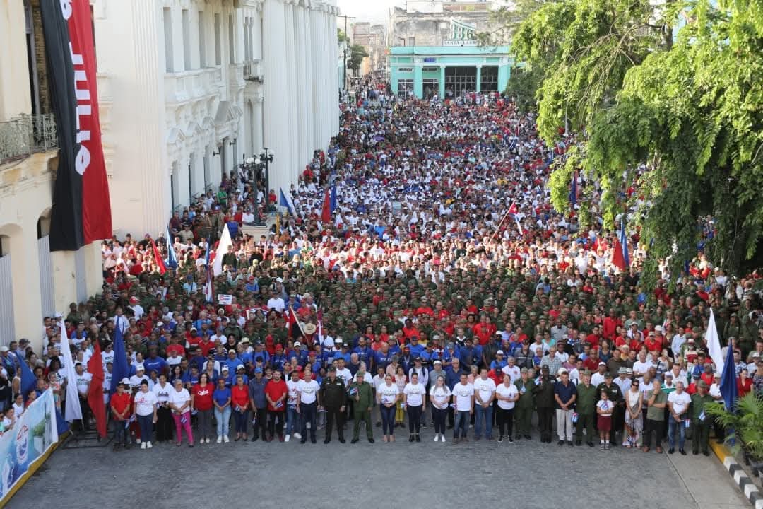 PartidoPCC's tweet photo. “Cuando hay patriotismo, cuando hay conciencia, cuando hay ideas, cuando hay unión, cuando hay una doctrina, un pensamiento político, cuando hay un partido, cuando hay una dirección y cuando se lucha, no puede haber derrota”.

#100AñosConFidel #NuestraRespuestaEsLaUnidad https://t.co/zgp0VTHfrk