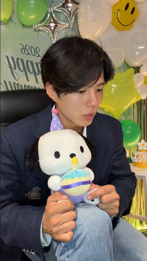 AllForParkBoGum's tweet photo. 260616 #HAPPYBOGUMMYDAY live 🎂
#박보검  #parkbogum #พัคโบกอม
นั่งกอดตุ๊กตา https://t.co/FFfxbRQrX6
