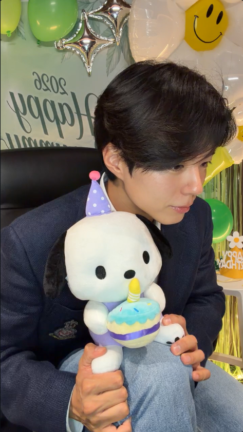 AllForParkBoGum's tweet photo. 260616 #HAPPYBOGUMMYDAY live 🎂
#박보검  #parkbogum #พัคโบกอม
นั่งกอดตุ๊กตา https://t.co/FFfxbRQrX6