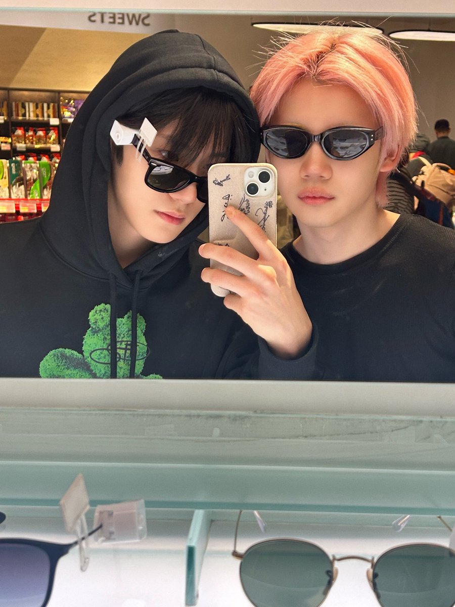 peak4chu_'s tweet photo. 칠방이 이 사진을 올리는 데 꽤 오랜 시간이 걸렸습니다. 이 사진은 그들의 첫 번째 뮤직비디오 촬영 중에 찍은 것입니다. https://t.co/Jh3LvQA4ly