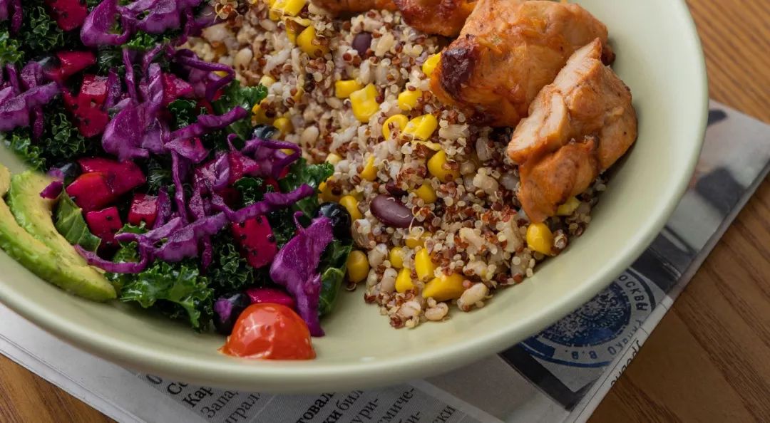 NikeOrNothing14's tweet photo. Lunch win  Grilled chicken + quinoa bowl packed with veggies, perfect for a busy workday! Fueled u0026 ready to go https://t.co/kl1fjjxpaC