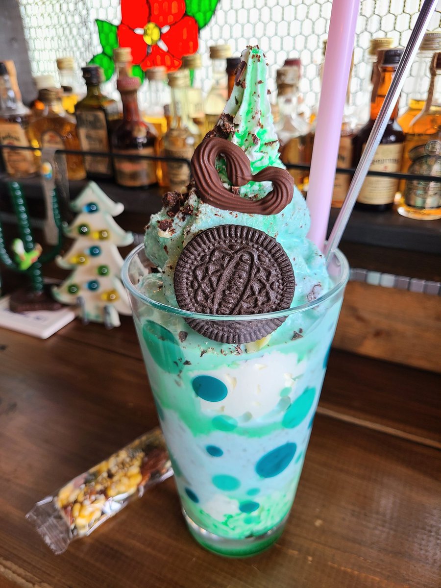 honmap9's tweet photo. ミントは意外と好き嫌いあると思うけど、こちらのチョコミント���ェイクは個人的に一番夏らしいメニューだと思っていてお気に入りです。シェイクの季節到来！
#TWOSTAR
#横須賀
#観音崎 https://t.co/5064Tcjgtn