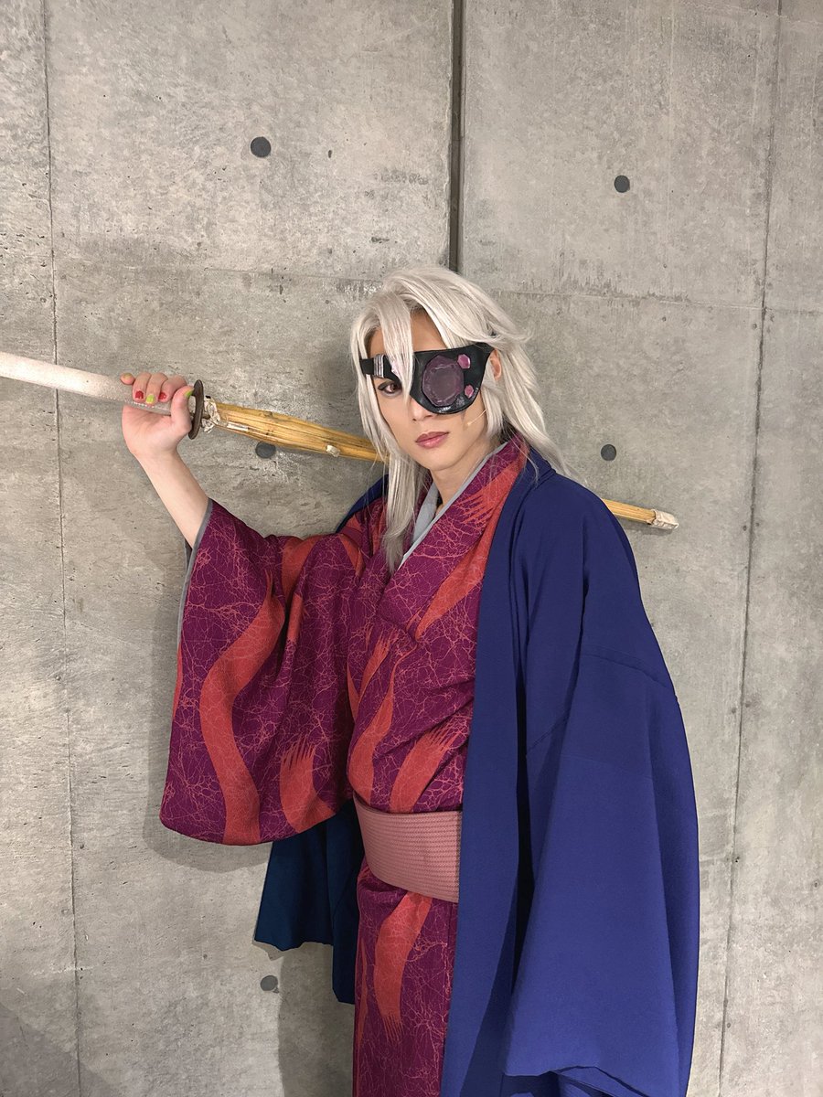 ryoshiro_tsuji's tweet photo. 舞台「鬼滅の刃」其ノ陸 柱稽古・無限城 突入
3日目が終了しました。

昼は特別カーテンコール、
夜はお見送りがありましたね。

楽しんでいただけましたか？

早く派手にお見送りしたいぜ💎✨
明日の公演もよろしくお願いします！

#舞台鬼滅の刃
#宇髄天元 https://t.co/uv1bTF23Ha